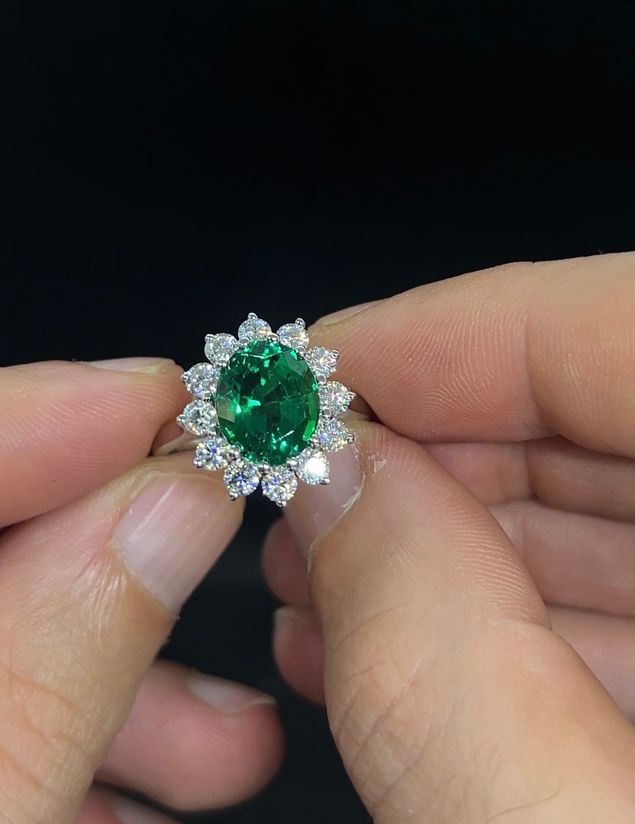 Anello a Margherita Smeraldo 3 ct contorno Moissanite 0.10 cad