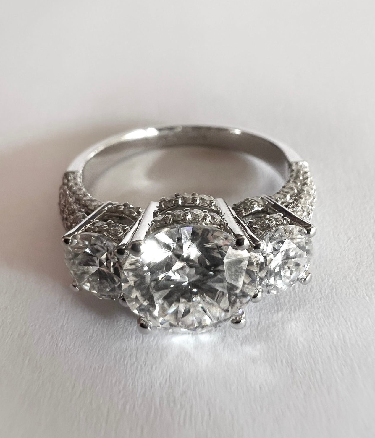 Trilogy 3.25 ct , doppio contorno brillanti 18 kt