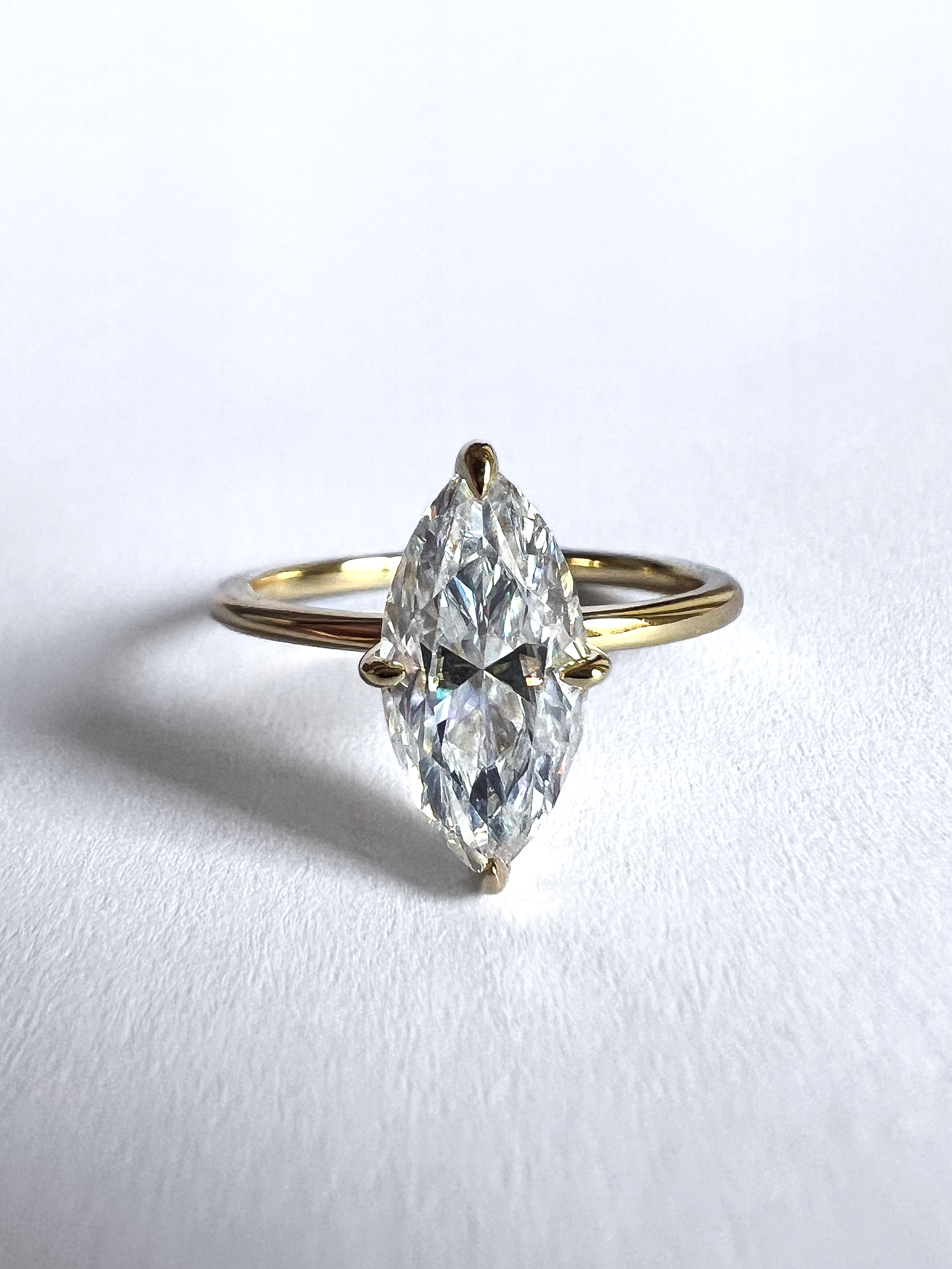 Solitario Navette 2 ct oro 18 kt