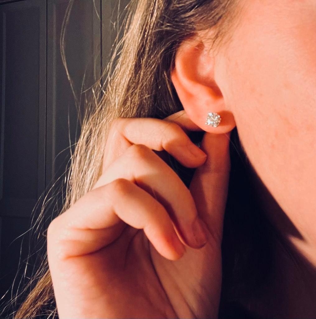 Orecchini classici 4 griffes da 1 carato cadauno 18 kt