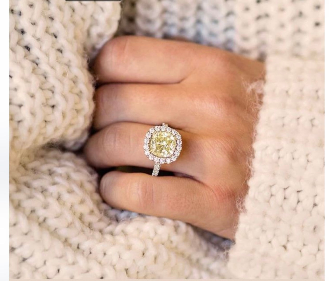 Anello Fancy Yellow 3 ct cuscino+ Halo 18 kt