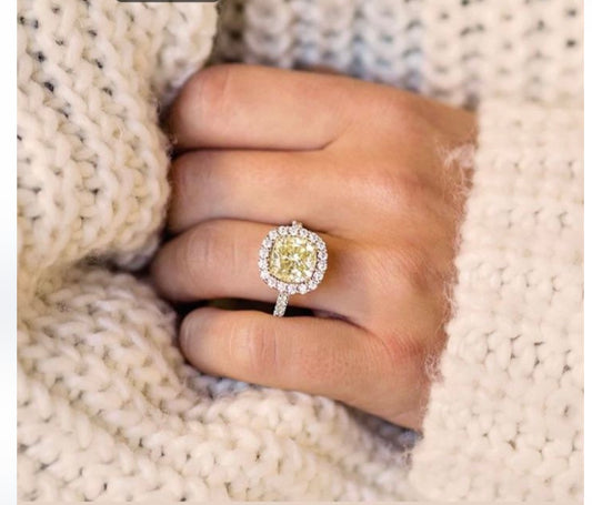Anello Fancy Yellow 3 ct cuscino+ Halo 18 kt
