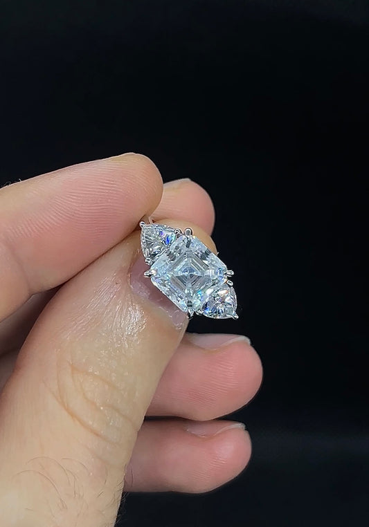 Anello Asscher 3 ct + trillion 0,6 ct cad. 18 kt