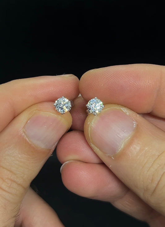 Orecchini 0.5 cad a 4 griffes 18 kt
