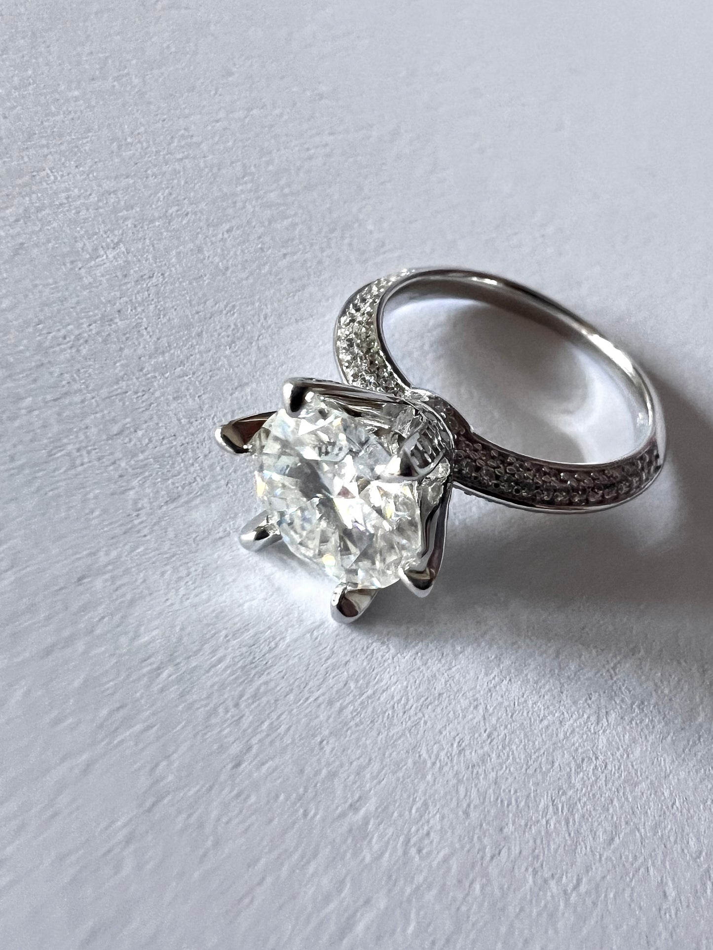Anello Tiffany 2 Ct con Pavè 18 kt