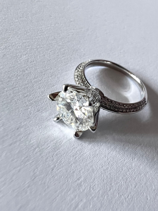 Anello Tiffany 2 Ct con Pavè 18 kt