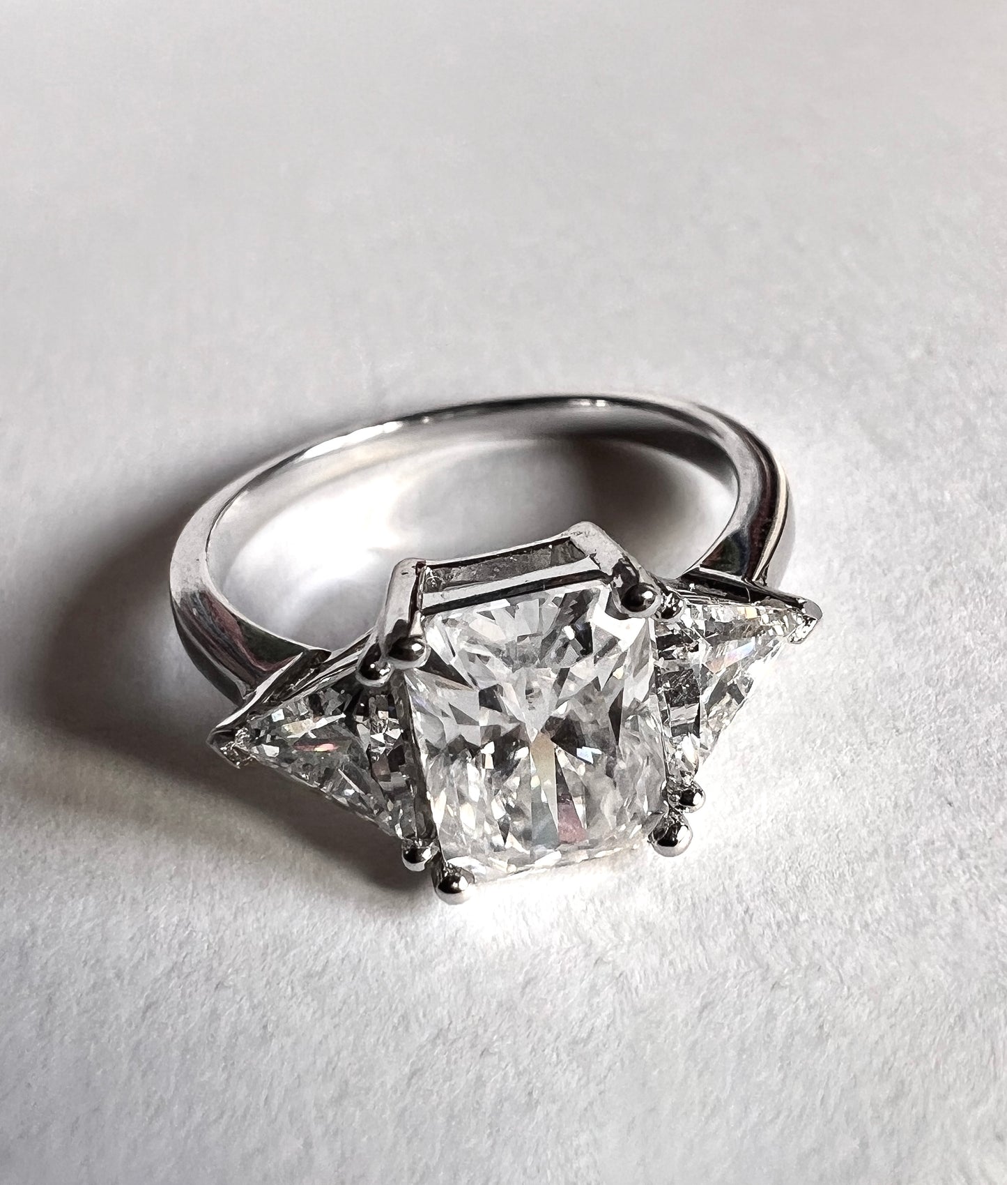 Trilogy Radiant 2 ct + Triangle 18 kt
