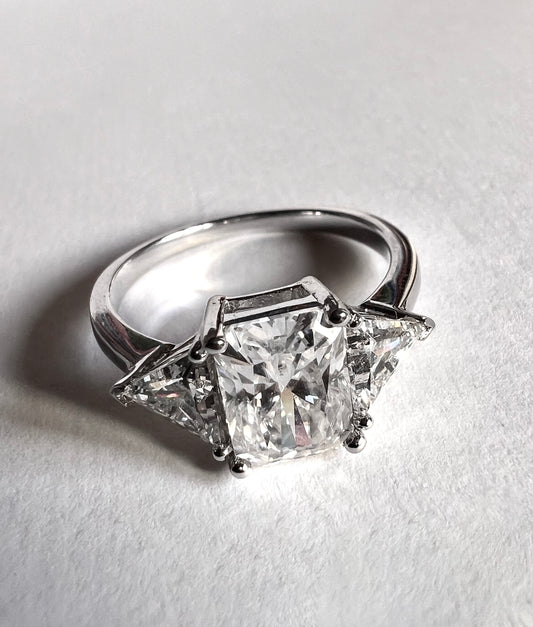 Trilogy Radiant 2 ct + Triangle 18 kt