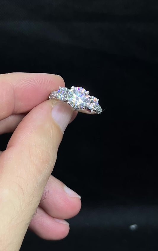 Trilogy 3.25 ct , doppio contorno brillanti 18 kt